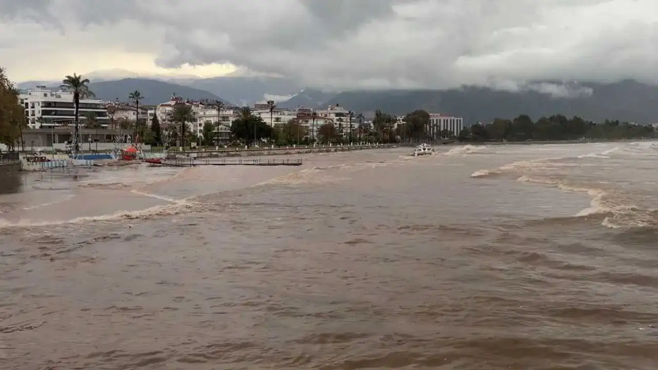 Finike’de Tekne Karaya Sürüklendi: Sokaklar Şelaleye Döndü! 5